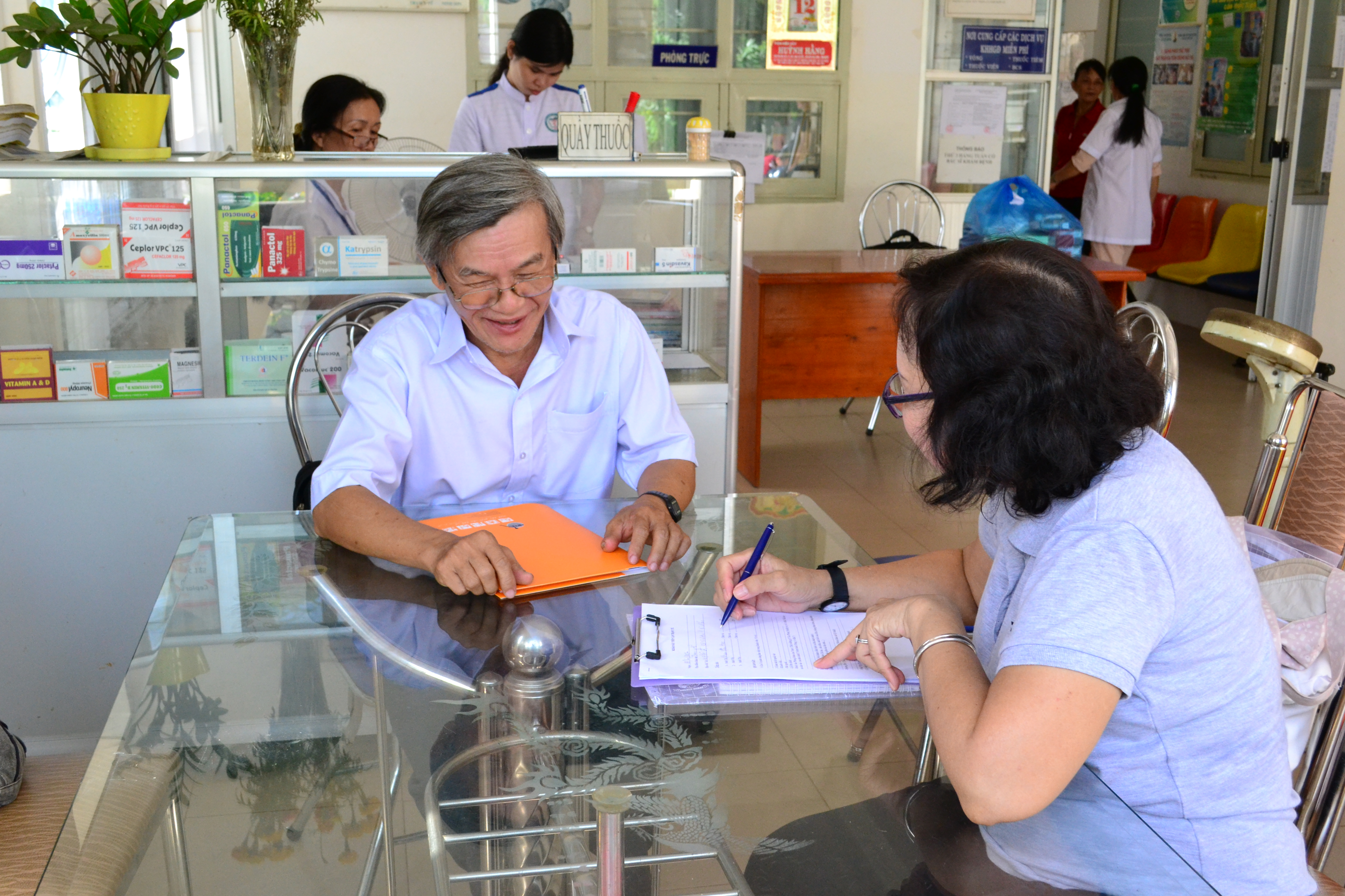 8. Ông Phan Vân Hạc - Phó trưởng trạm y tế cho biết đa số NKT có bảo hiểm y tế nên thường lên bệnh viện để khám bệnh. Chỉ mtt số ít NKT nhận các hướng dẫn vật lý trị liệu từ tr